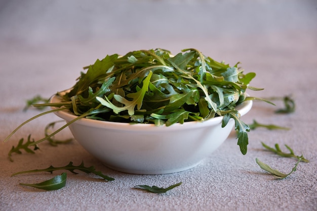 Frischer Rucola hinterlässt eine köstliche und gesunde Salatzutat