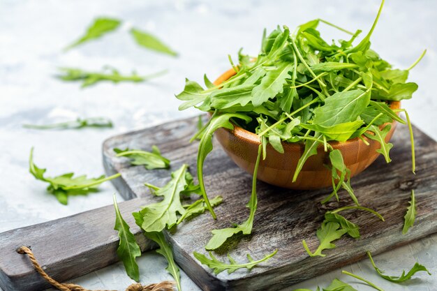 Frischer Rucola in einer Holzschale