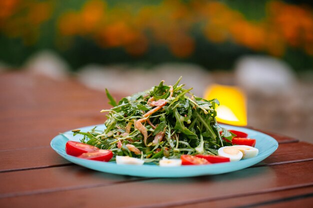 Frischer Rucola-Salat mit Tomaten und Eiern