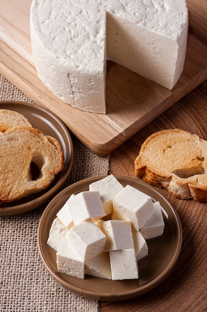 Frischer runder Käse mit Brot