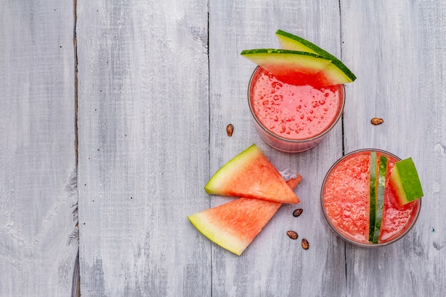 Frischer Saft der Wassermelone mit Wassermelonenscheiben