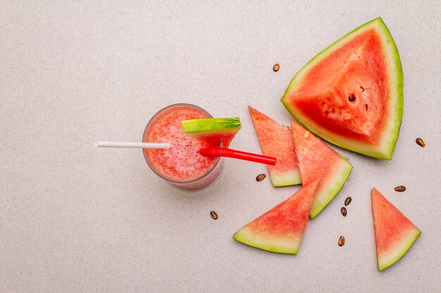 Frischer Saft der Wassermelone, Smoothie, Cocktail. Gesundes Lebensmittelkonzept des süßen Sommernachtischs