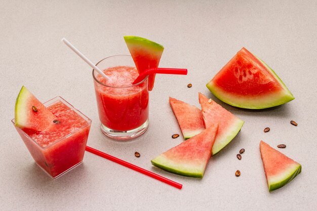 Frischer Saft der Wassermelone, Smoothie, Cocktail. Gesundes Lebensmittelkonzept des süßen Sommernachtischs