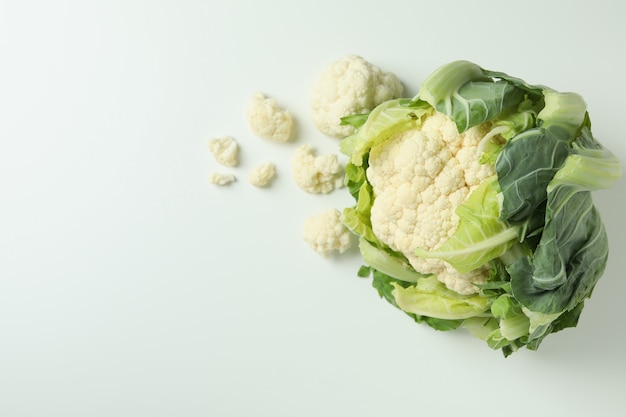 Frischer saftiger Blumenkohl mit Scheiben auf weißem Hintergrund