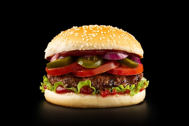 Frischer saftiger Burger auf schwarzem Hintergrund