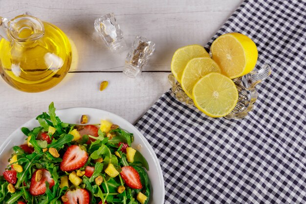 Frischer saftiger Salat mit Rucola und Erdbeeren Gesunder Salat