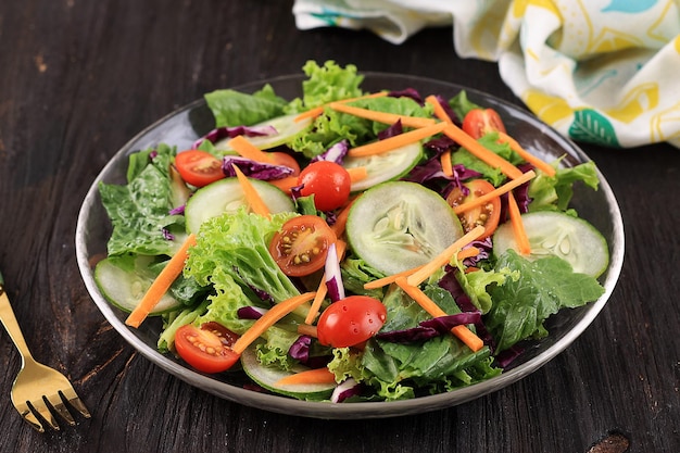 Frischer Salat auf einem hölzernen Hintergrund Vorderansicht Konzept für gesunde Ernährung und Veggie