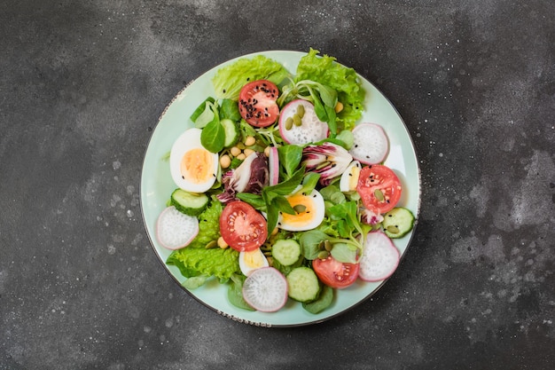 Frischer Salat aus Gemüse und Eiern für die richtige Ernährung Draufsicht kopieren