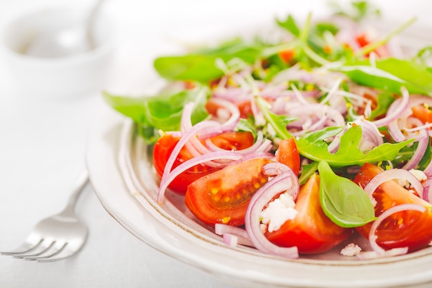 Frischer Salat des Sommers mit Tomaten, Käse und Zwiebel