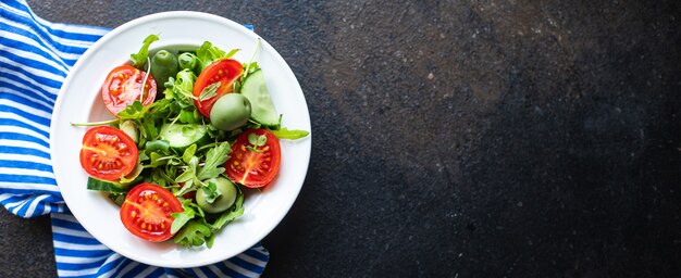 Frischer Salat Gemüse Oliven Tomaten Gurke Salatmischung Blätter Snack