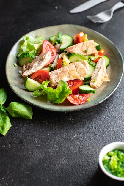 frischer Salat Hähnchenbrust Gemüse Tomate Gurke Salat Diätnahrung Vitaminmahlzeit Snack