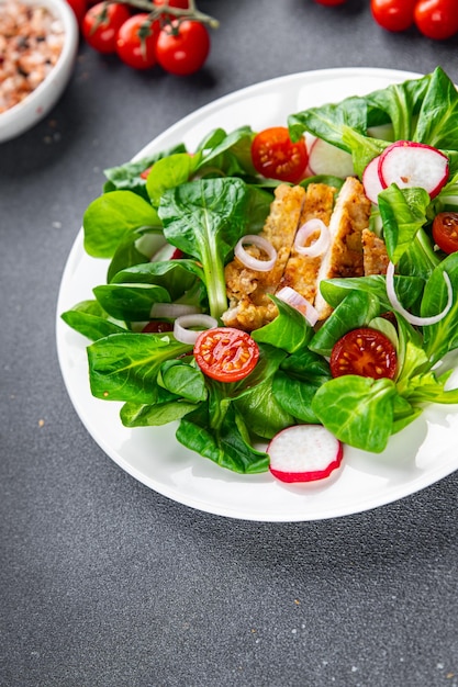 frischer salat hühnerfleisch gemüse tomaten rettich grüne blätter mischen salat mahlzeit essen snack