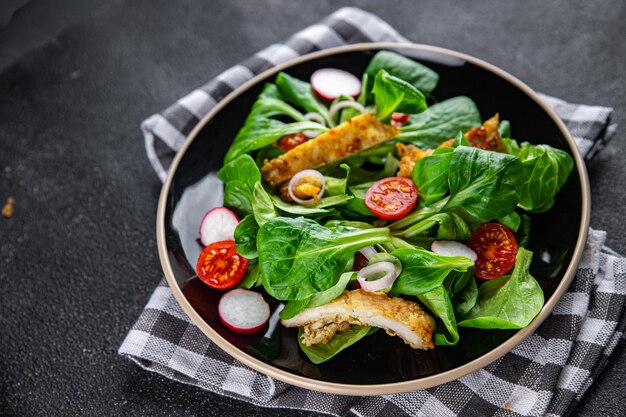 frischer salat hühnerfleisch gemüse tomaten rettich grüne blätter mischen salat mahlzeit essen snack