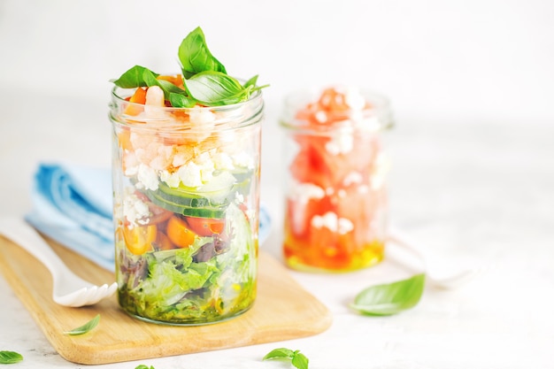 Frischer Salat im Glas essfertig