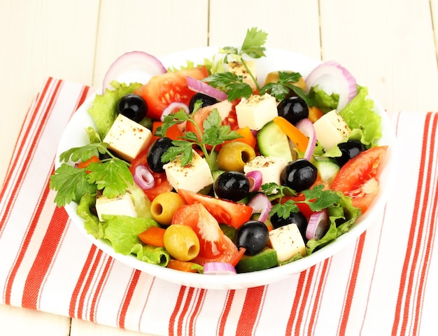 Frischer Salat im Teller auf Holztisch