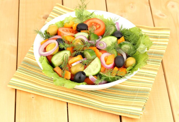 Frischer Salat im Teller auf Holztisch