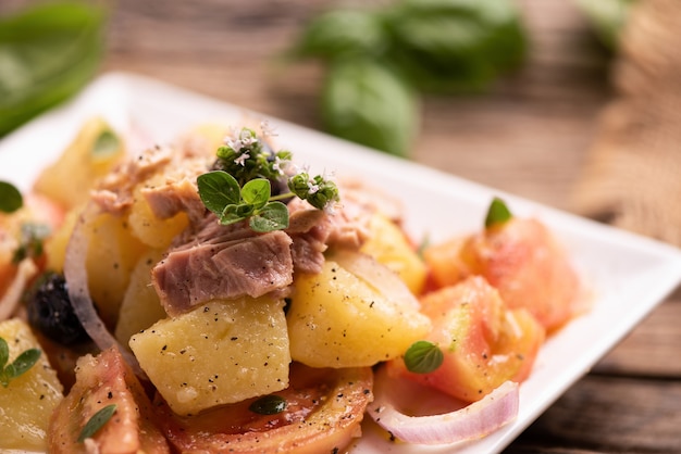 Frischer Salat in Schüssel auf dem Tisch