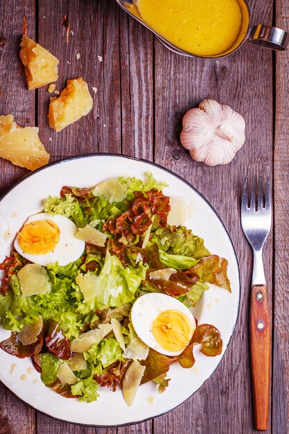 Frischer Salat mit Ei und Parmesan