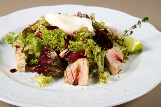 Frischer Salat mit Fleisch