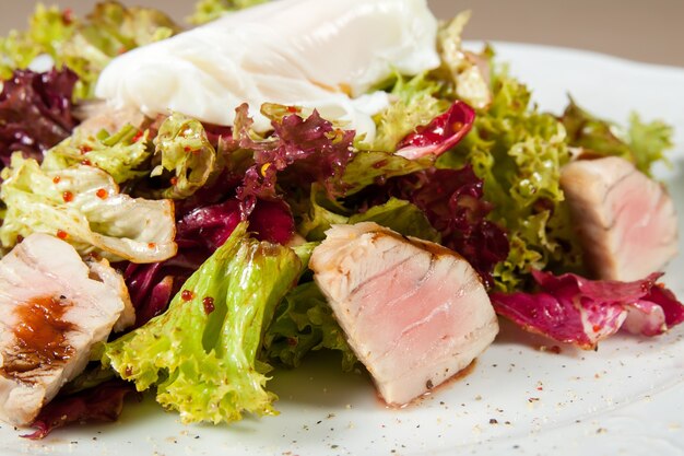 Frischer Salat mit Fleisch