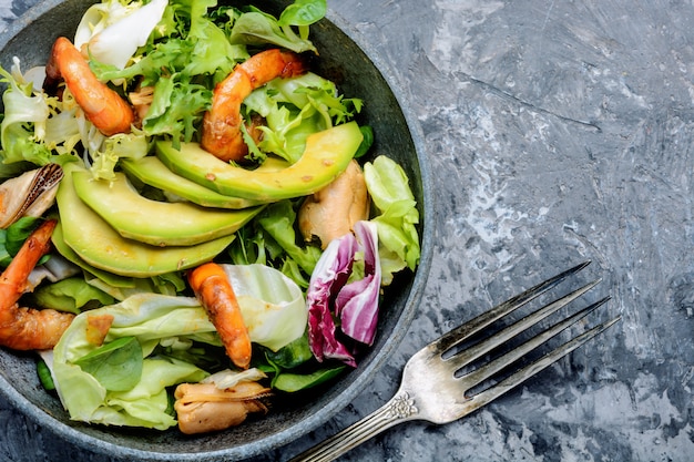 Frischer Salat mit Garnelen