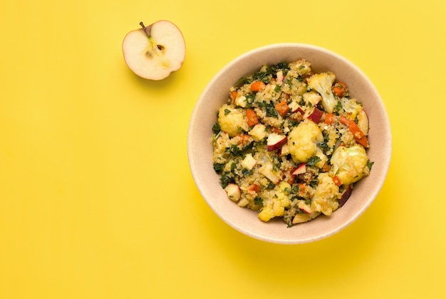 Frischer Salat mit gedünstetem Blumenkohl und Quinoa