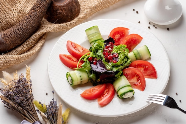 Frischer Salat mit Gemüse und Gemüse