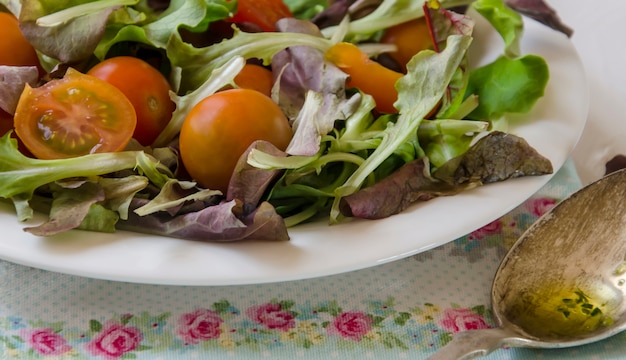 Frischer Salat mit Gemüse