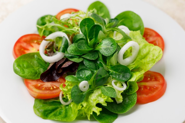 Frischer Salat mit Gemüse