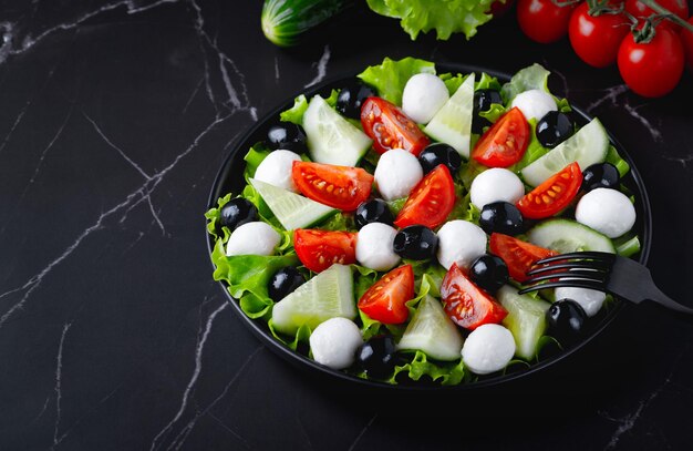 Frischer Salat mit Gurken, Tomaten, schwarzen Oliven und Feta oder Mozzarella-Käse mit Olivenöl und Sellerie