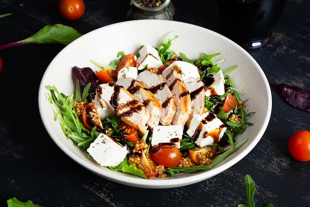 Frischer Salat mit Hähnchen-Tomaten-Kräuter und Feta-Käse Gesunde Ernährung