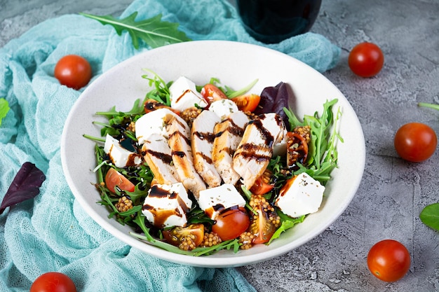 Frischer Salat mit Hähnchen-Tomaten-Kräuter und Feta-Käse Gesunde Ernährung