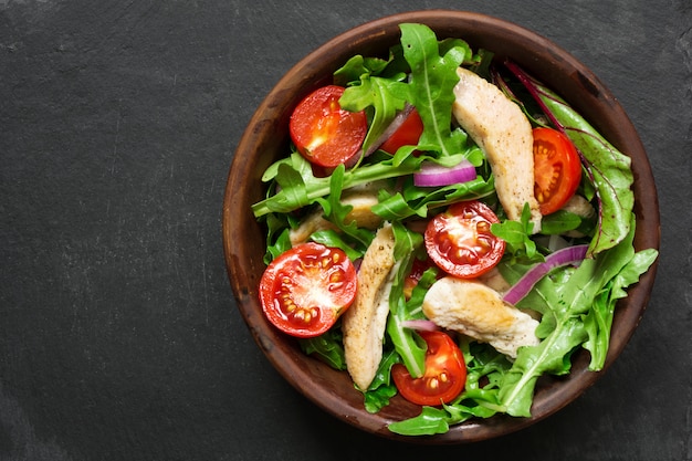 Frischer Salat mit Hühnerbrust, Rucola und Tomate