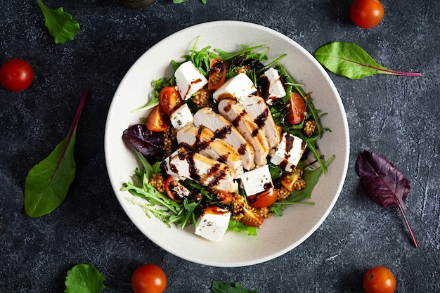 Frischer Salat mit Hühnertomatenkräutern und Feta-Käse Gesundes Essen Draufsicht