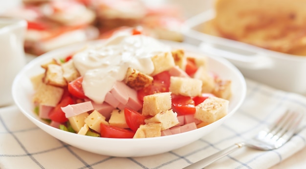 frischer Salat mit Käse und Schinken