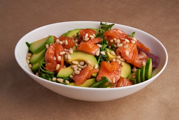 Frischer Salat mit Lachs und Avocado