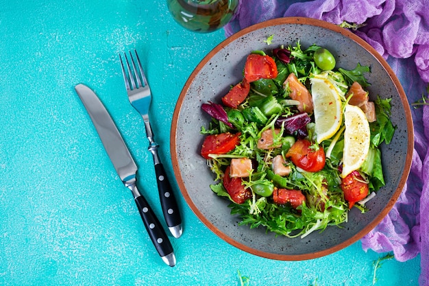 Frischer Salat mit Lachsfisch gemischt mit grünem Tomaten-Oliven-Senf und Zitronensaft