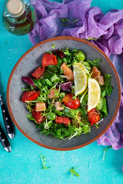 Frischer Salat mit Lachsfisch gemischt mit grünem Tomaten-Oliven-Senf und Zitronensaft