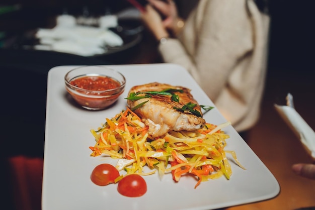 Frischer Salat mit Napa-Kohl-Karotten-Huhn-Koriander und Sesamsamen