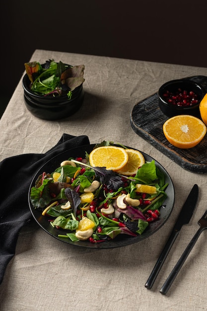 Frischer Salat mit Orangen- und Granatapfelkernen Spinat Detox-Salat Veganes Konzept