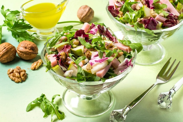 Frischer Salat mit Putenschinken und Birnen