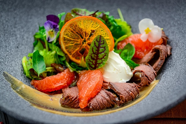 Frischer Salat mit Roastbeef Grapefruit und Frischkäse