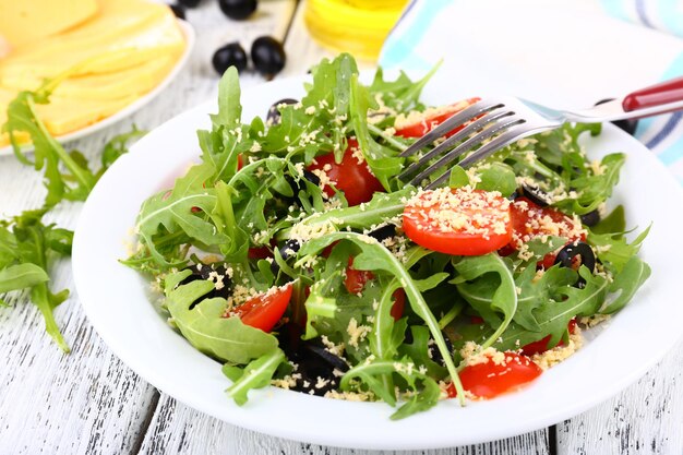 Foto frischer salat mit rucola aus der nähe