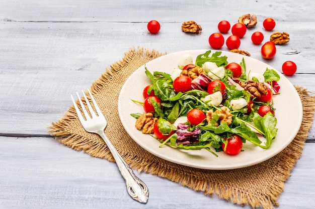 Frischer Salat mit Rucola, Radicchio, Tomatenkirsche, Babymozzarella, Walnüssen
