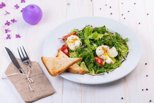 Frischer Salat mit Rucola-Tomate und Ei