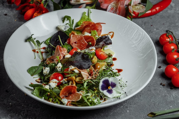 Frischer Salat mit Schinken und Birne