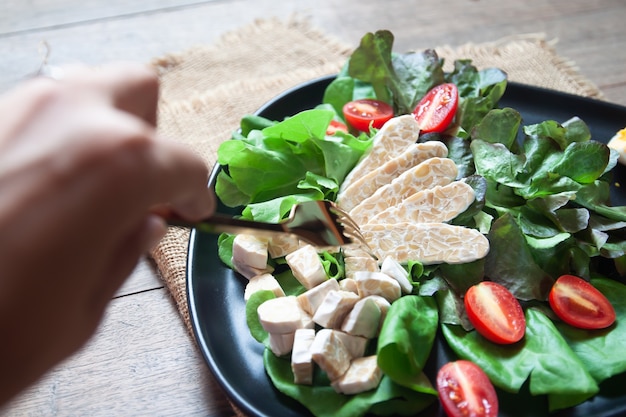 Foto frischer salat mit tempeh oder tempe, originales pflanzliches essen aus indonesien.