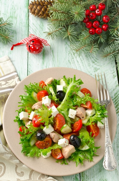 Foto frischer salat mit thunfisch-tomaten und gurken auf salatblättern