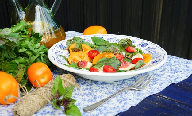 frischer Salat mit Tomaten, Feigen und Kräutern