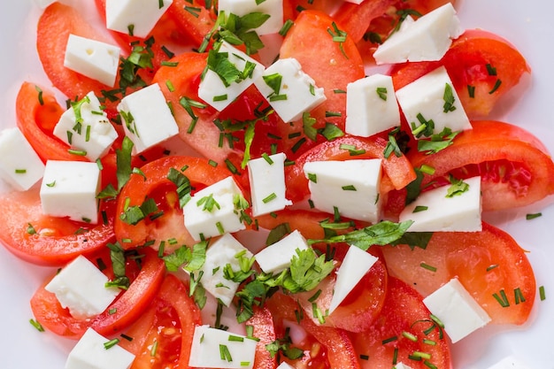 Frischer Salat mit Tomaten-Mozzarella und Kräutern